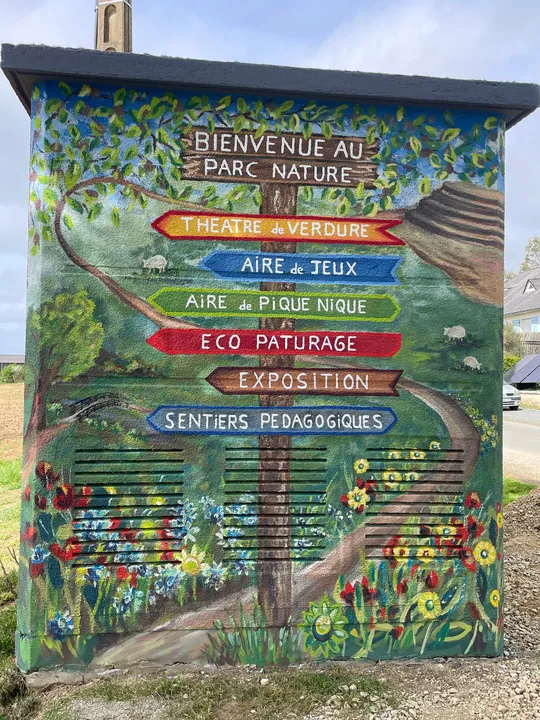 Poste Enedis de Saint-Denis-du-Maine, décor final : le panneau d'accueil du parc nature