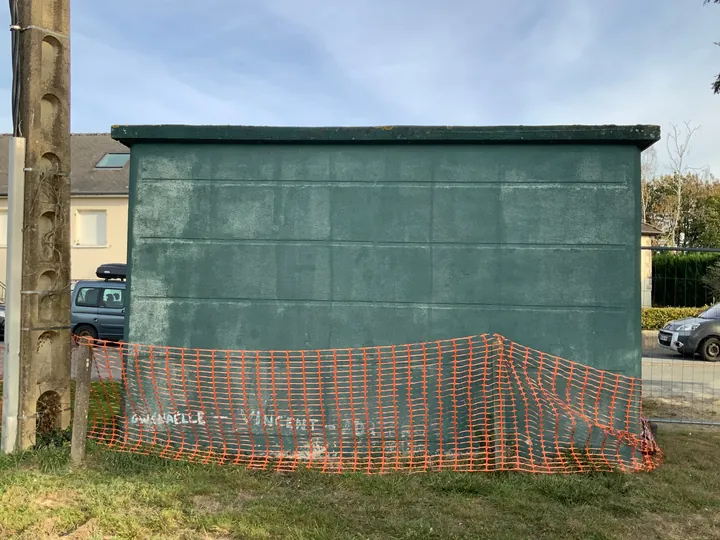Poste Enedis de Saint-Denis-du-Maine avant travaux : quatre faces à décorer, 31 m² au total