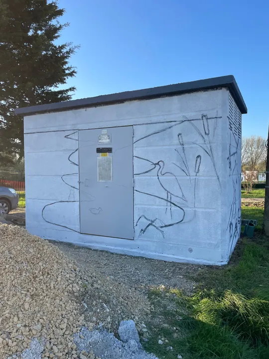Poste Enedis de Saint-Denis-du-Maine, mise en place au fusain, à l'échelle