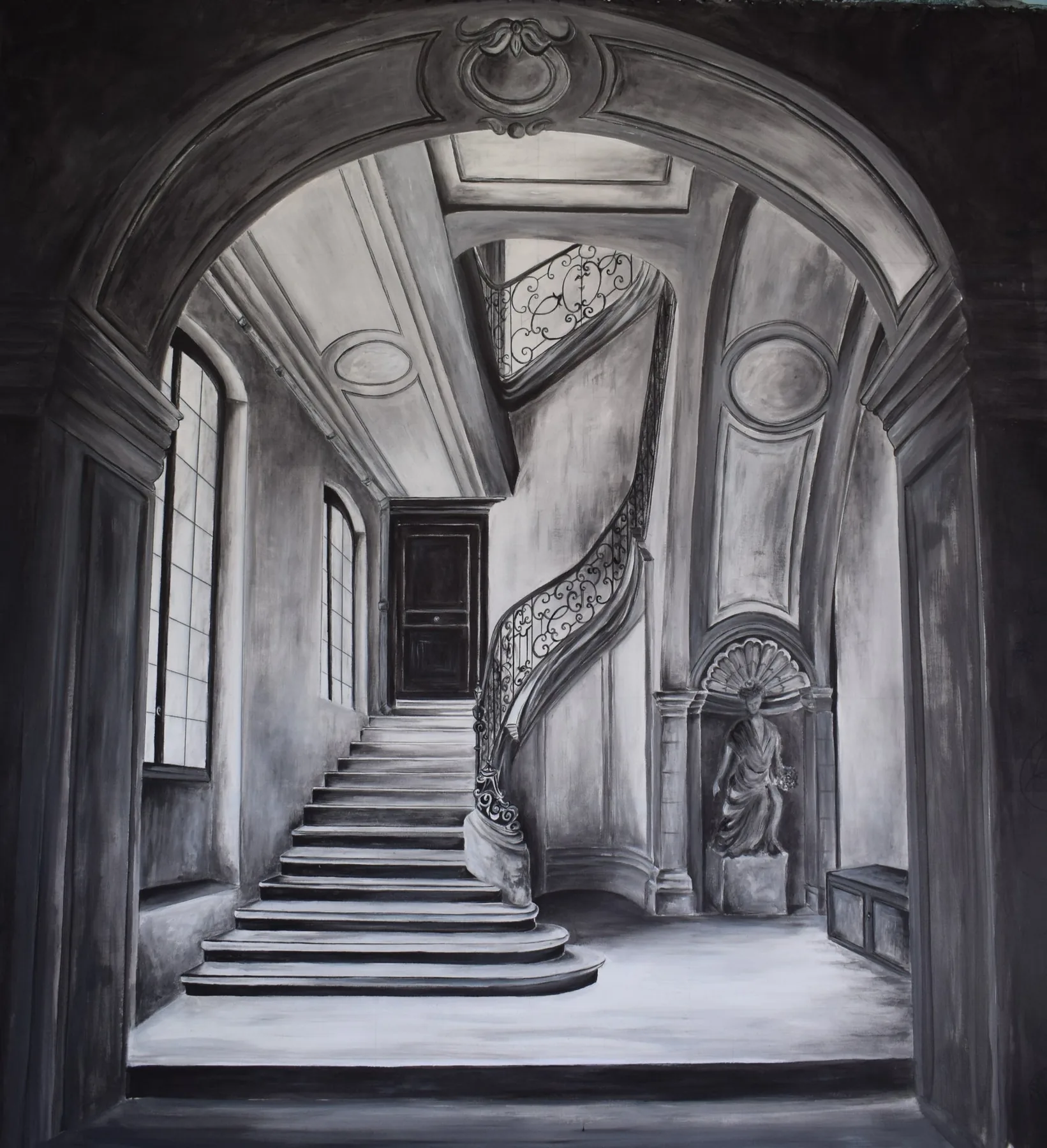 Escalier en trompe-l'œil peint en grisaille sur une toile de 4 mètres