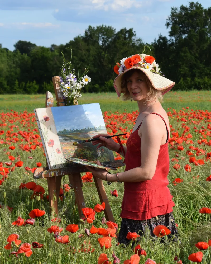 Fabienne Goubaud au chevalet dans un champ de coquelicots