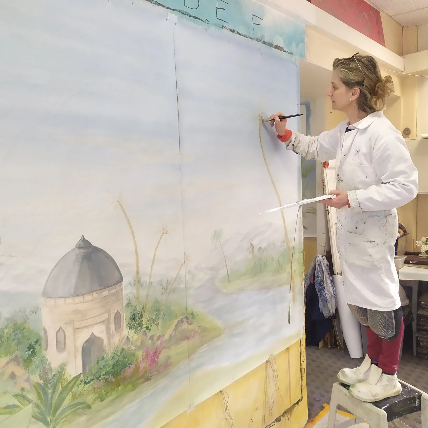 Fabienne Goubaud au travail sur une fresque