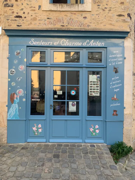 Décor et lettrage peints sur la vitrine d'un commerce, étape 10