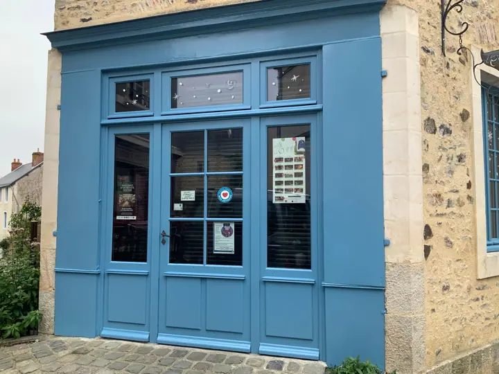 Décor et lettrage peints sur la vitrine d'un commerce, étape 4
