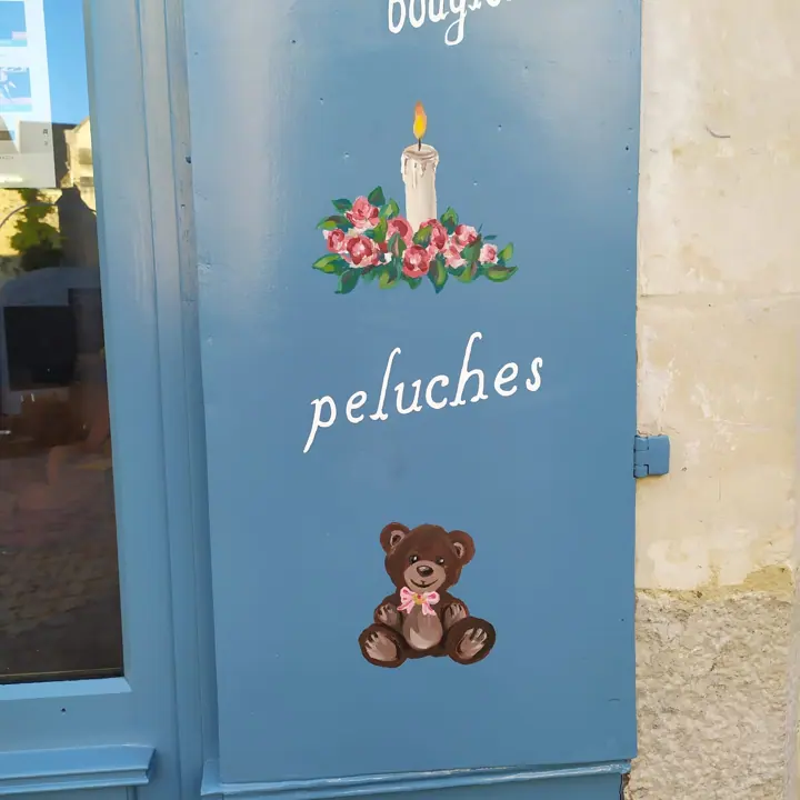Décor et lettrage peints sur la vitrine d'un commerce, étape 8