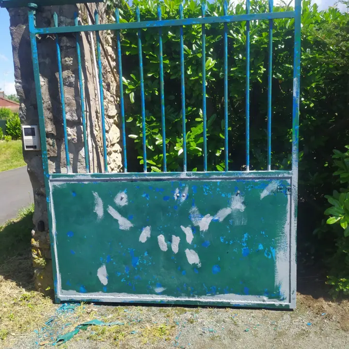 Portail rénové avec ferronnerie en trompe-l'œil à Parcé-sur-Sarthe, étape 1