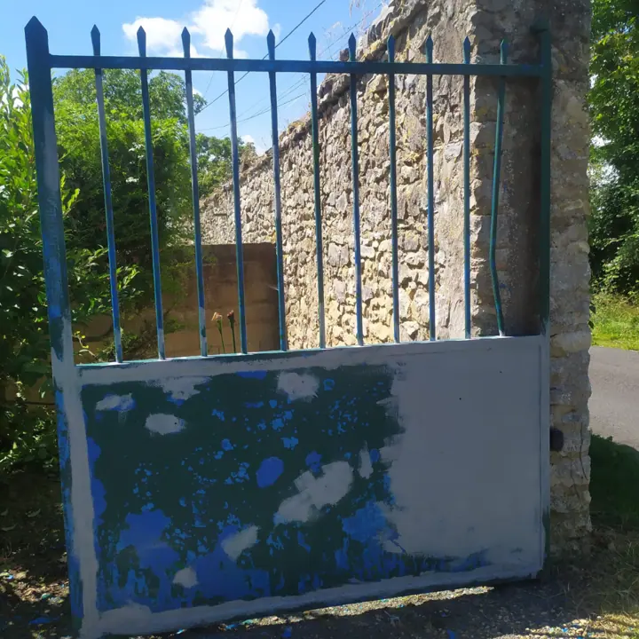 Portail rénové avec ferronnerie en trompe-l'œil à Parcé-sur-Sarthe, étape 2