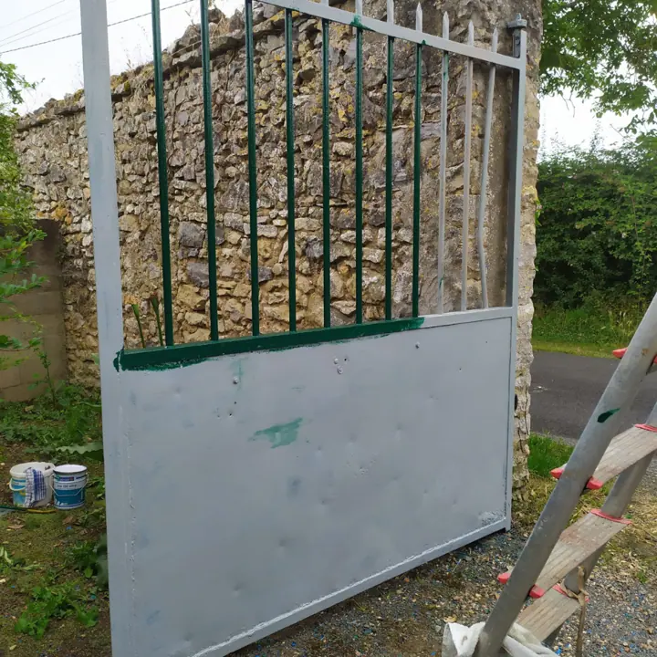 Portail rénové avec ferronnerie en trompe-l'œil à Parcé-sur-Sarthe, étape 4