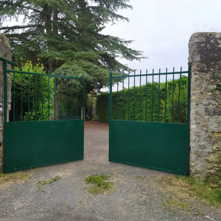 Portail rénové avec ferronnerie en trompe-l'œil à Parcé-sur-Sarthe, étape 6