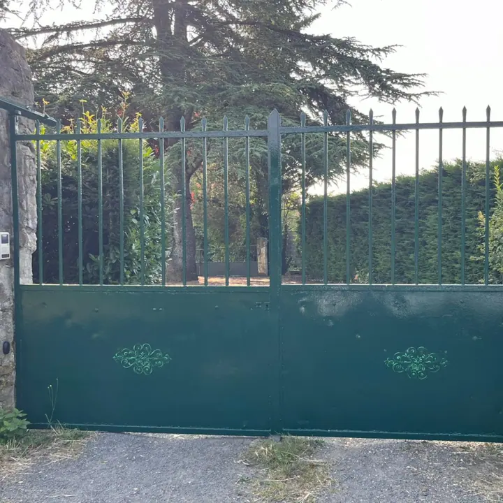 Portail rénové avec ferronnerie en trompe-l'œil à Parcé-sur-Sarthe, étape 9