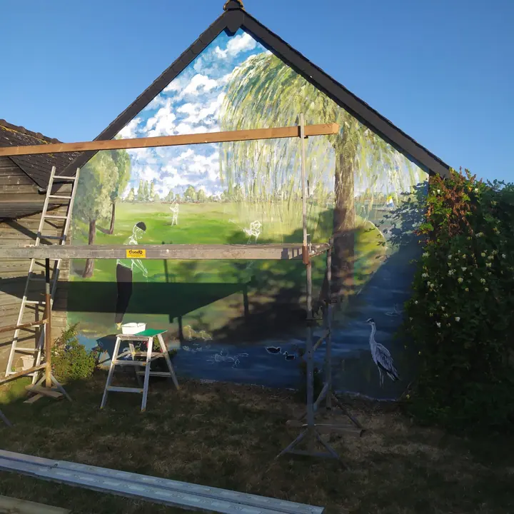 Fresque de swin-golf peinte sur un pignon de garage, étape 3