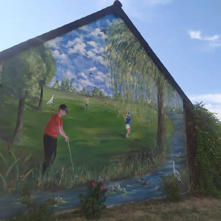 Fresque de swin-golf peinte sur un pignon de garage, étape 4