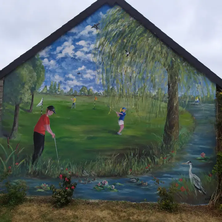 Fresque de swin-golf peinte sur un pignon de garage, étape 5