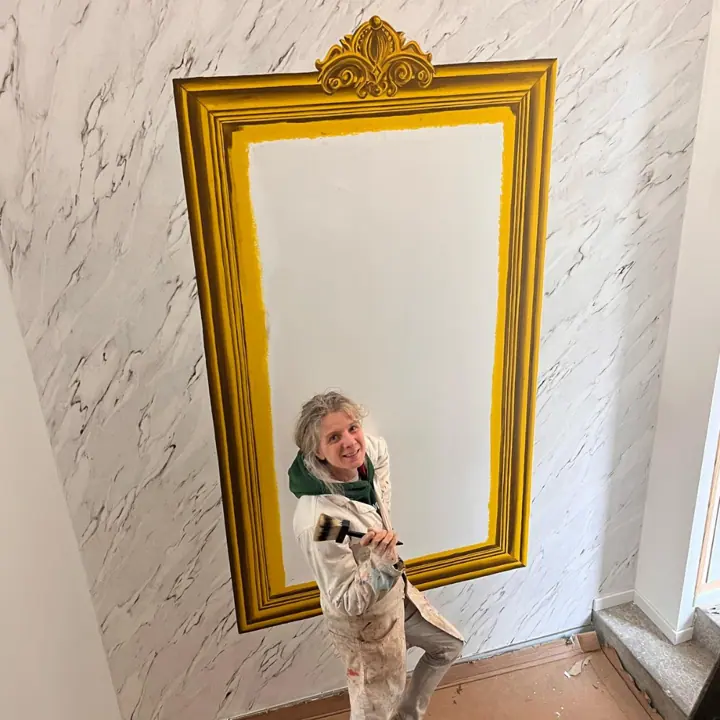 Faux marbre et dorure en trompe-l'œil autour d'un miroir