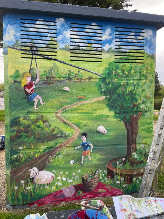 Poste Enedis de Saint-Denis-du-Maine, décor final : l'aire de jeux