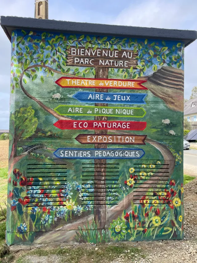 Poste Enedis de Saint-Denis-du-Maine, décor final : le panneau d'accueil du parc nature