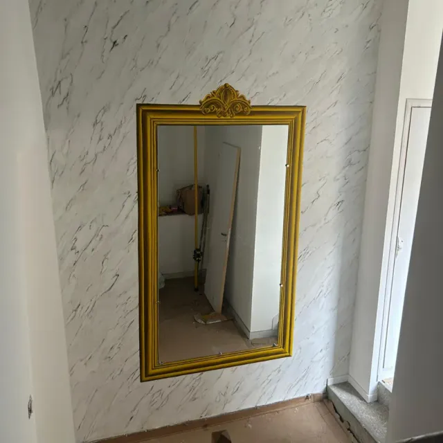 Marbre blanc veiné peint