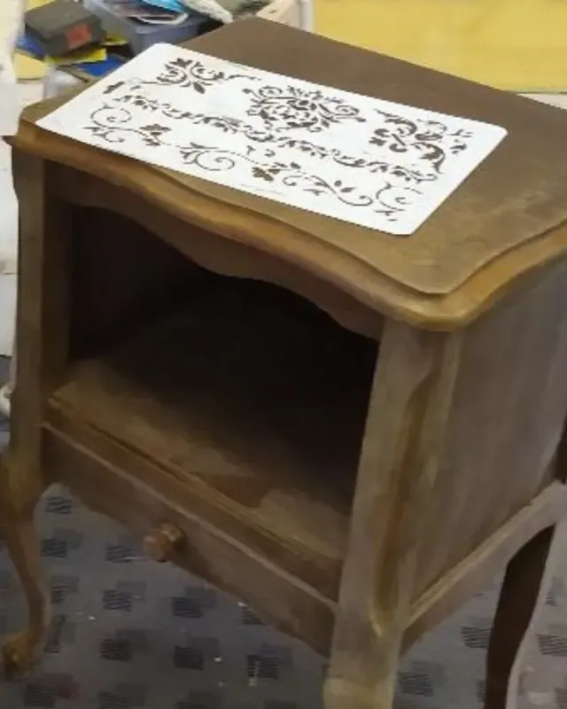 Table de chevet restaurée, avant