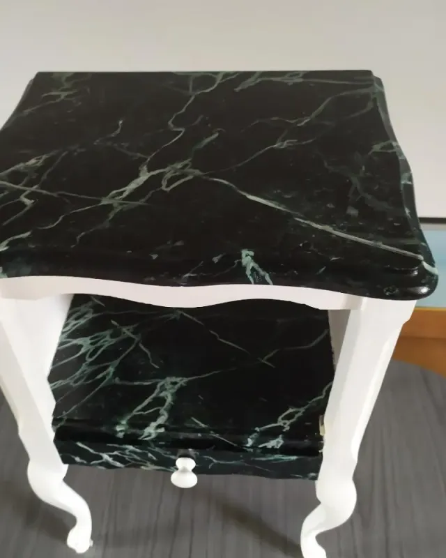 Table de chevet restaurée, après